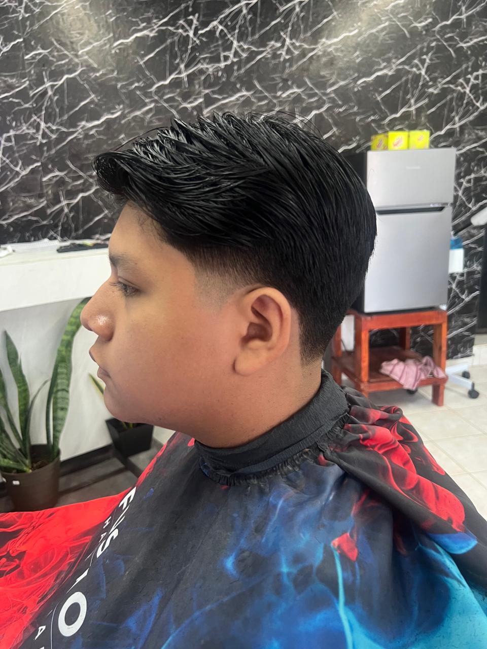 Corte clásico peinado de lado