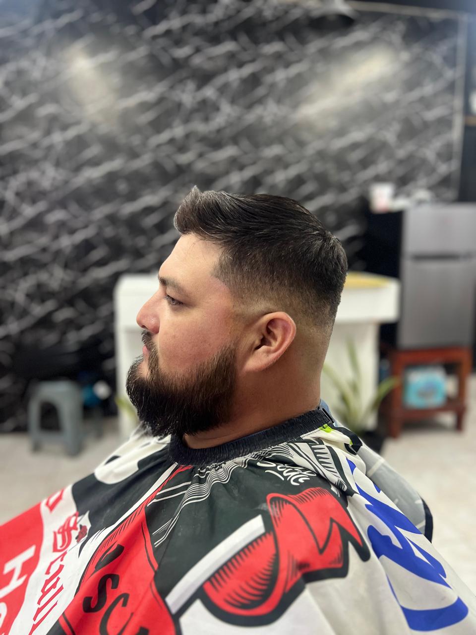 Corte y barba perfilada