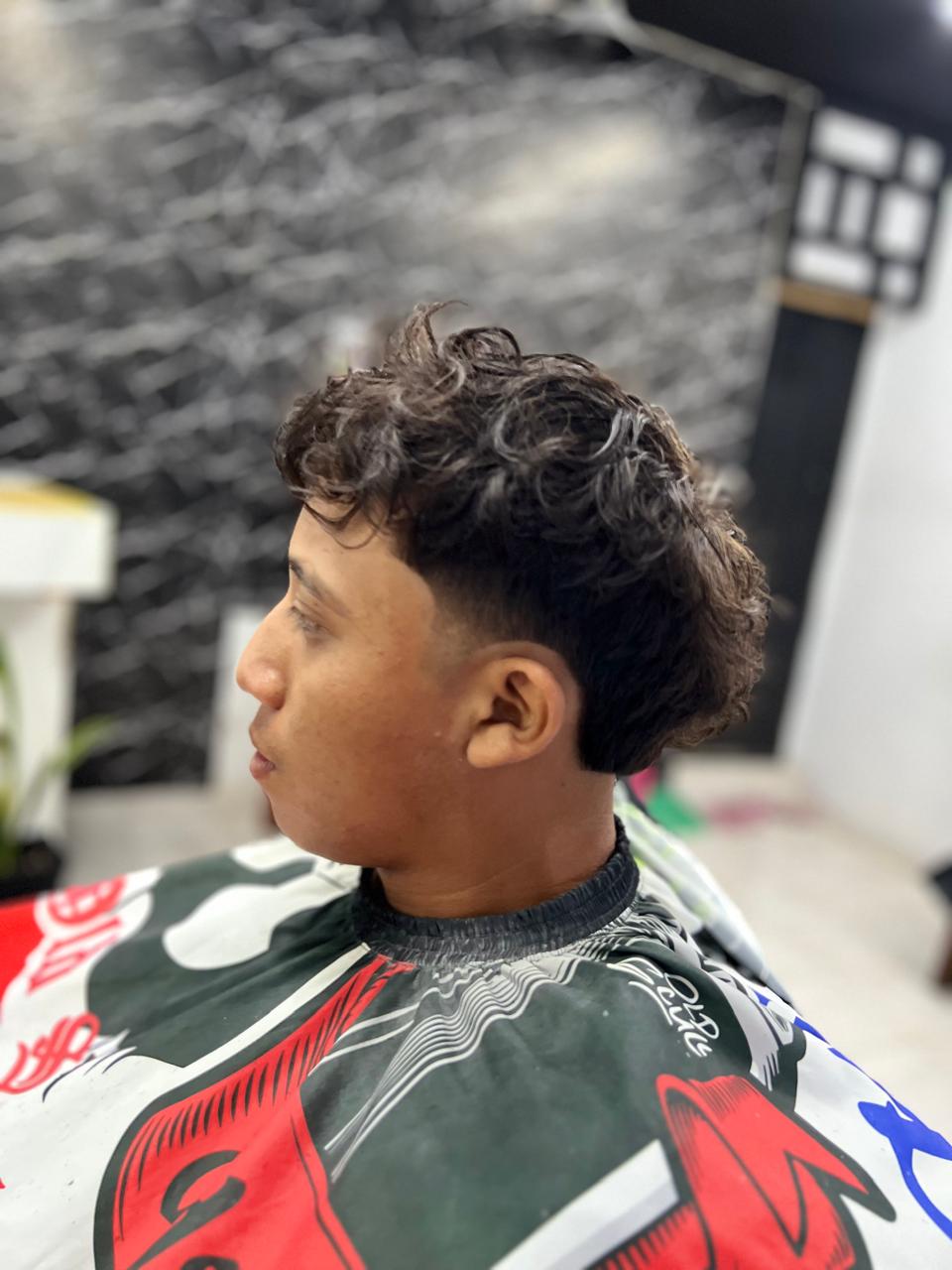 Corte moderno con cabello rizado