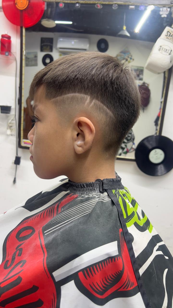 Corte escolar con diseño lateral